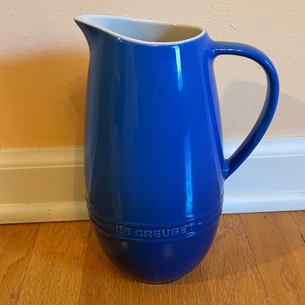 NWT Le Creuset 1.6L Pitcher in Cobalt